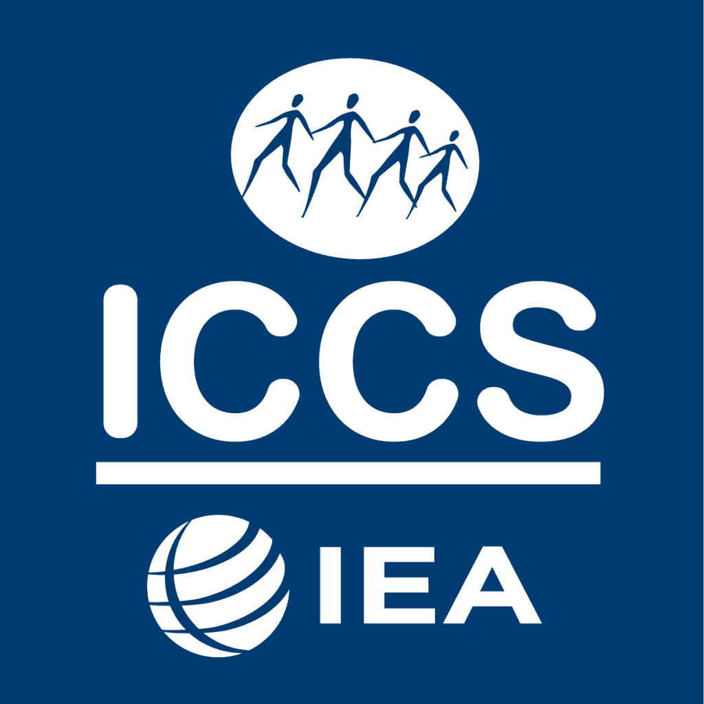 Logo ICCS IEA: figure interconnesse e globo