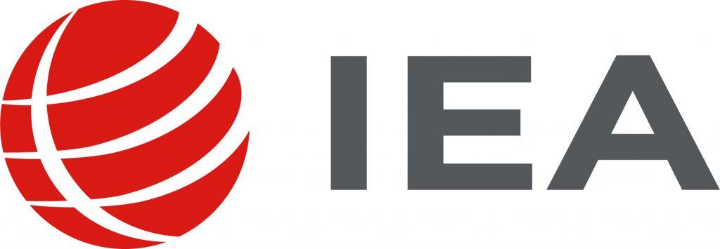Logo IEA: globo rosso e scritta IEA grigia