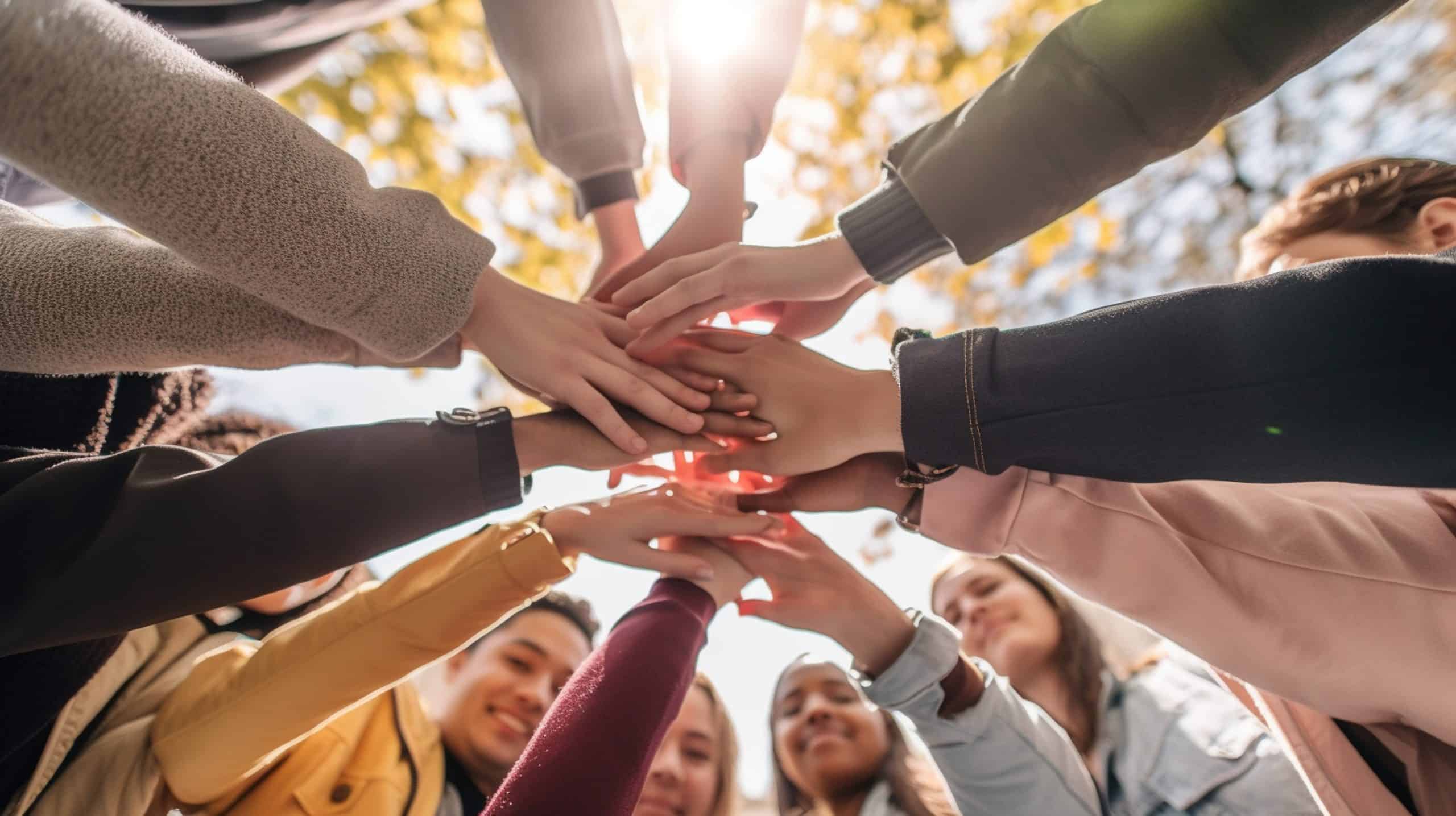 Gruppo di persone che uniscono le mani. Lavoro di squadra.