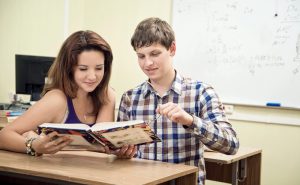 Due ragazzi che leggono un libro